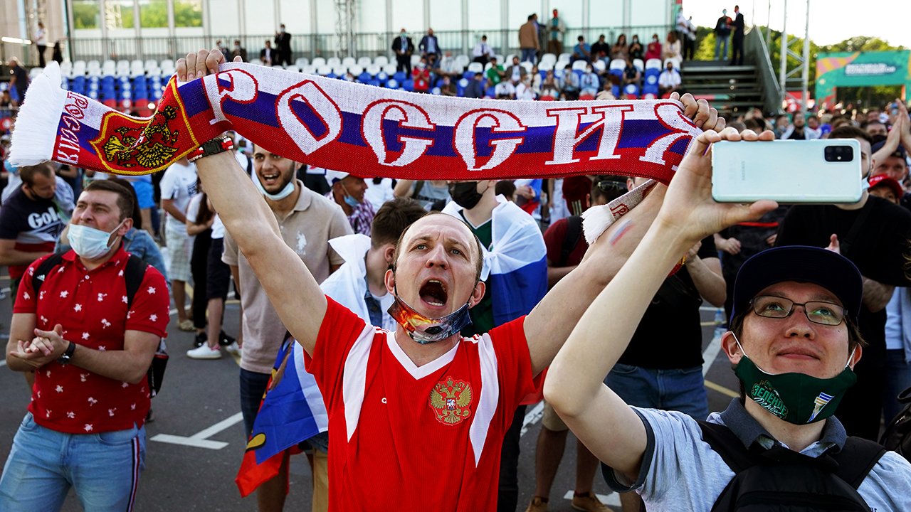 الصورة : جمهور المنتخب الروسي خلال متابعته مباراة فنلندا من «منطقة المشجعين» | رويترز