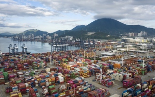تكدّس الحاويات في موانئ الصين يزيد معاناة التجارة العالمية
