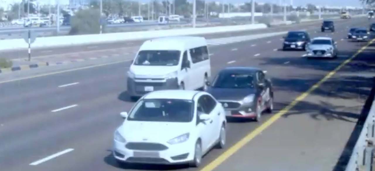 صورة شرطة أبوظبي تبث فيديو لخطورة عدم ترك مسافة أمان كافية خلف المركبات – الإمارات – اخبار وتقارير