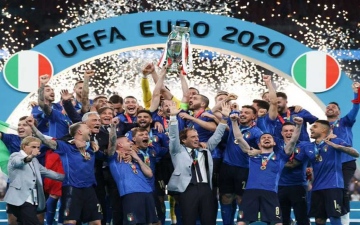 الصورة: الصورة: كأس أوروبا:  شهر من التنافس بدءاً من حادث إريكسن إلى تتويج إيطاليا