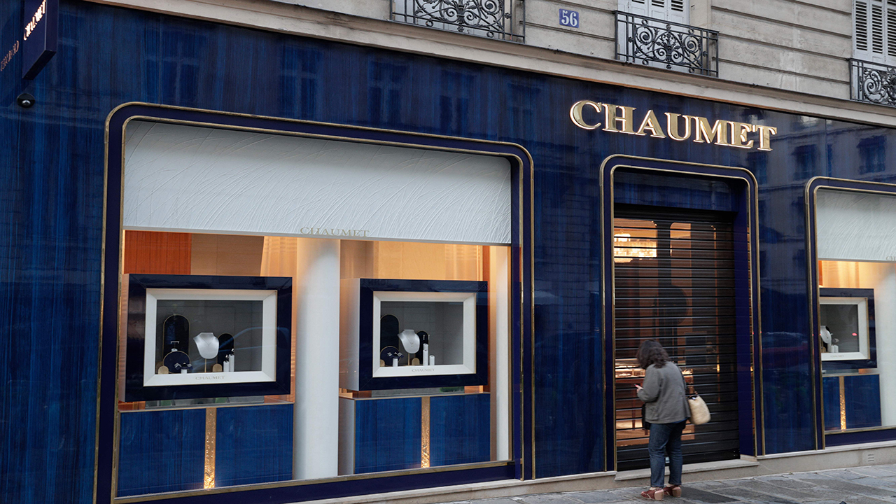 بالفيديو|| توثيق عملية سرقة بوضح النهار بحق متجر لـ"شانيل" وسط العاصمة الفرنسية باريس