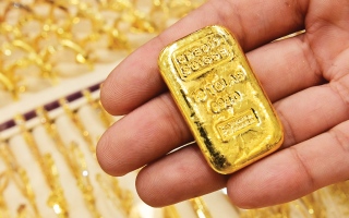 التيسير النقدي الأمريكي يرفع الذهب 1%