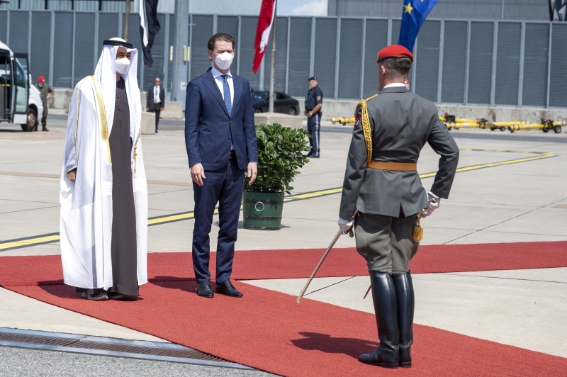 الصورة : ولي عهد أبوظبي والمستشار النمساوي خلال الاستقبال