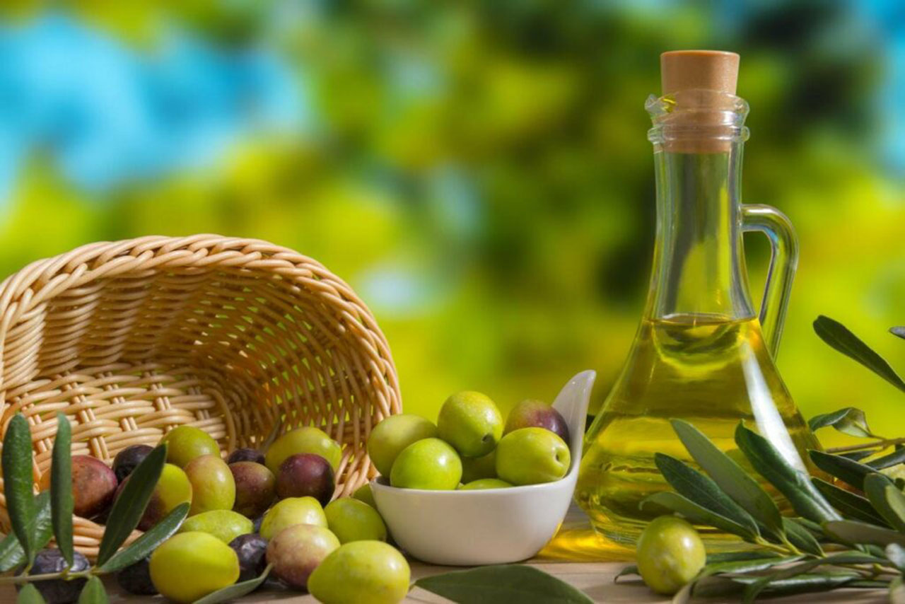 Испанское оливковое масло. Оливковое масло. Масло оливы. Оливки и оливковое масло.