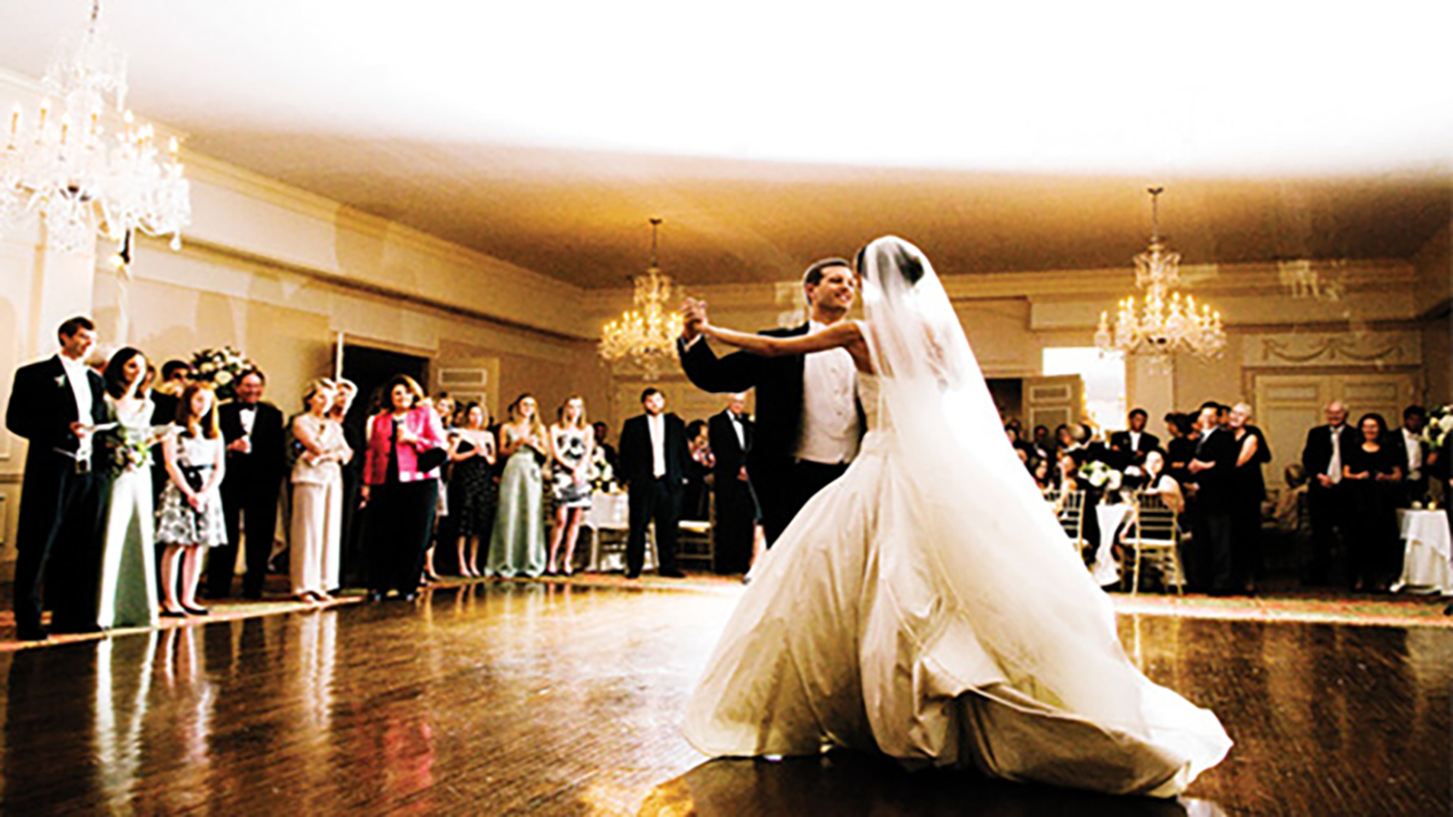 صورة الرقص مع العروس يودي بحياة أحد الضيوف.. فيديو