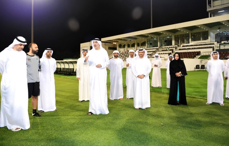 أحمد بن صقر يحث لاعبي «الإمارات» على مضاعفة الجهد