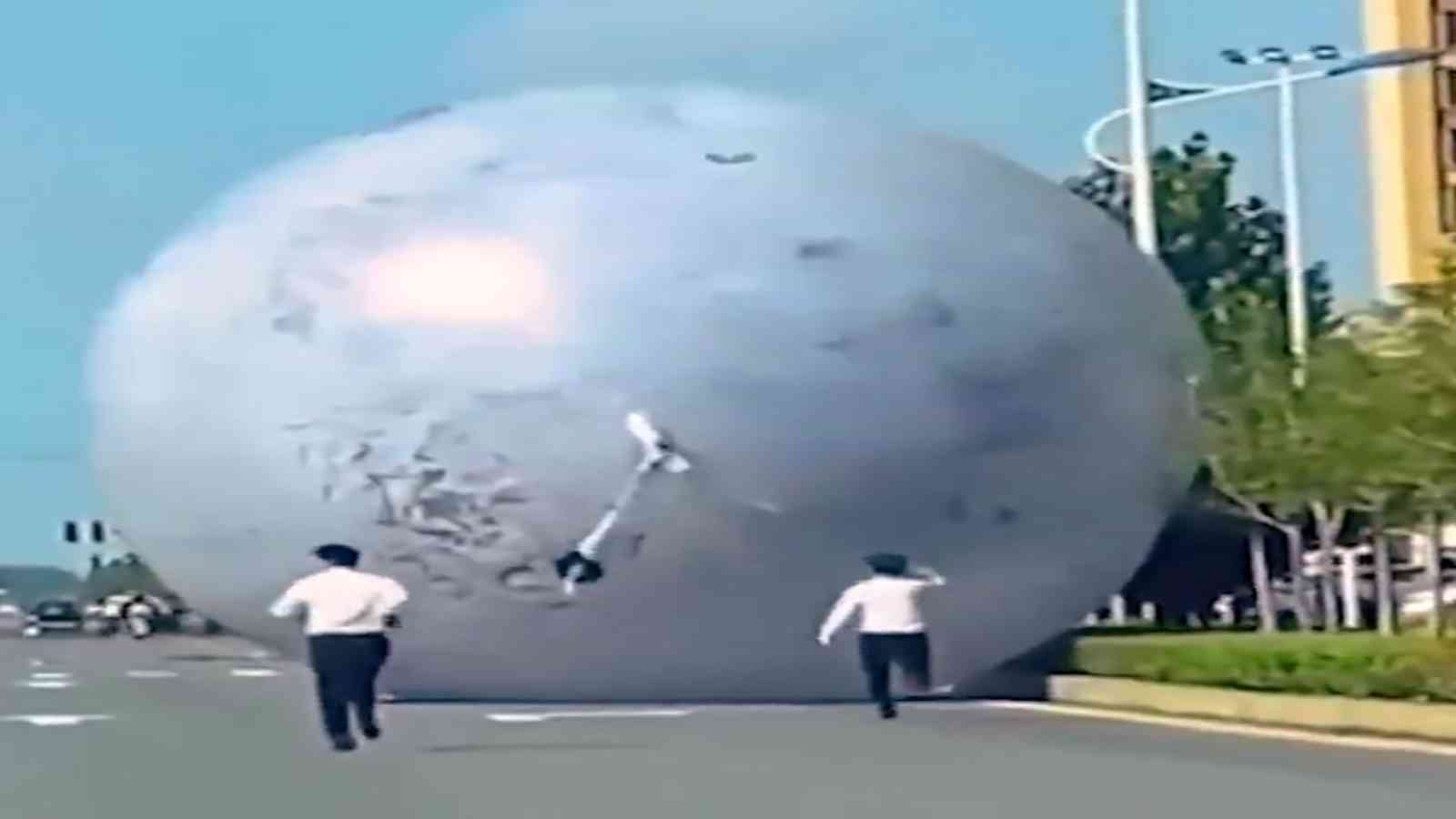     خروج كرة عملاقة عن السيطرة في الصين.. فيديو