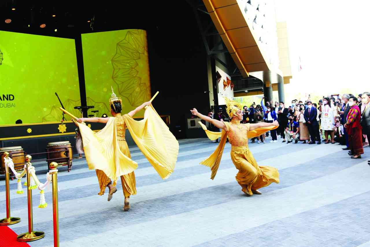 الصورة : تايلاند.. الفلكلور والرقصات التاريخية المميزة لدول جنوب شرق آسيا كانت حاضرة بقوة في الرقصات الاحتفالية، التي قدمت في حفل افتتاح الجناح التايلاندي بـ«إكسبو 2020 دبي».