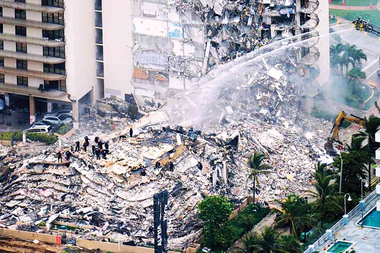 الصورة : بعد انهيار البناية مُباشرة