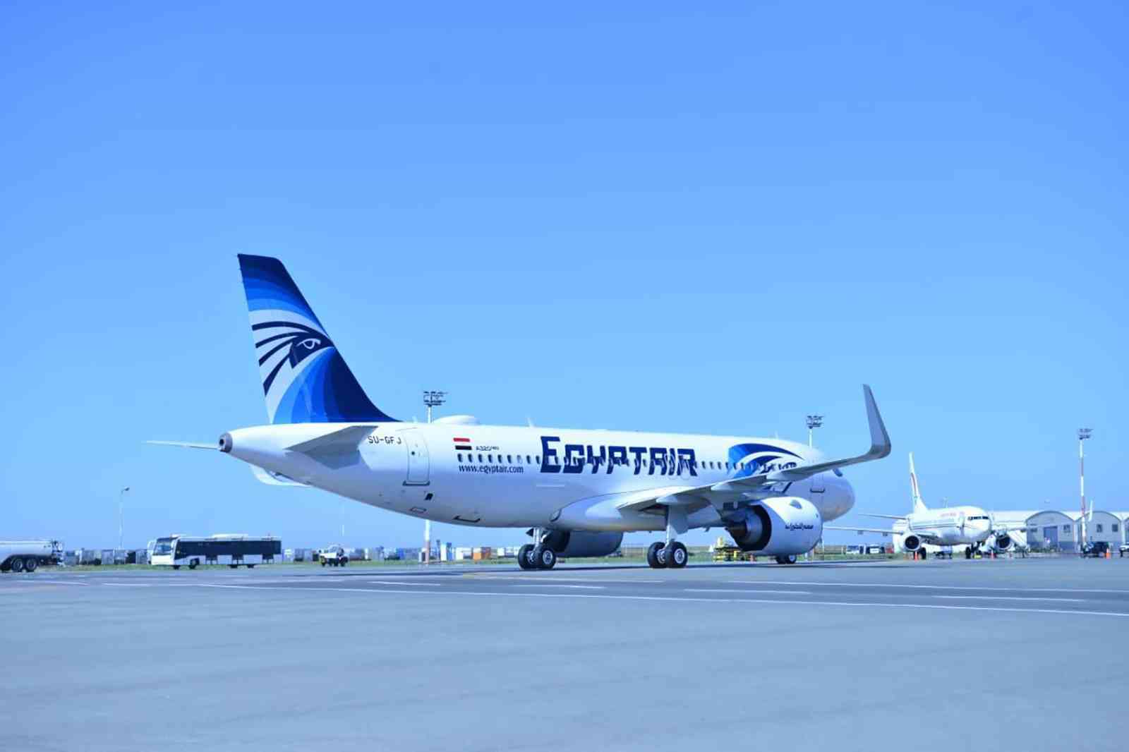 صورة طائرة مصرية تصل تل أبيب تمهيداً لتسيير رحلات منتظمة بين البلدين