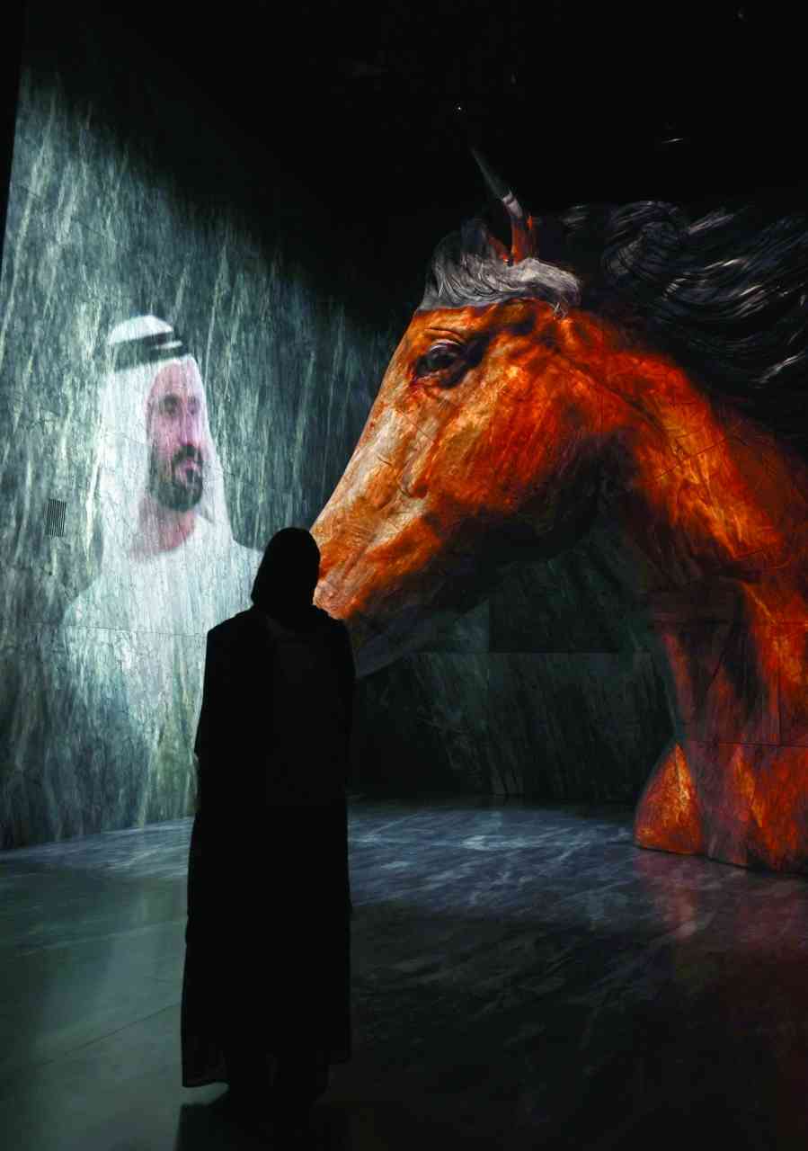 الصورة : » زائرة تتابع حكاية الحصان الأسطورة «دبي ميلينيوم»
