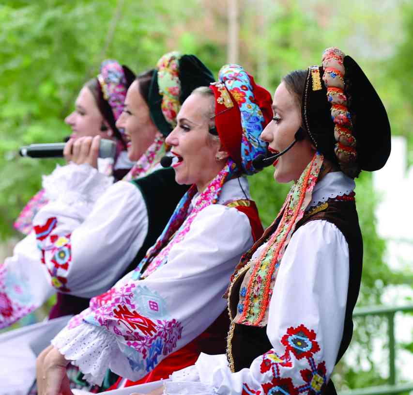 الصورة : » استعراض تراثي لفرقة تالاكا البيلاروسية