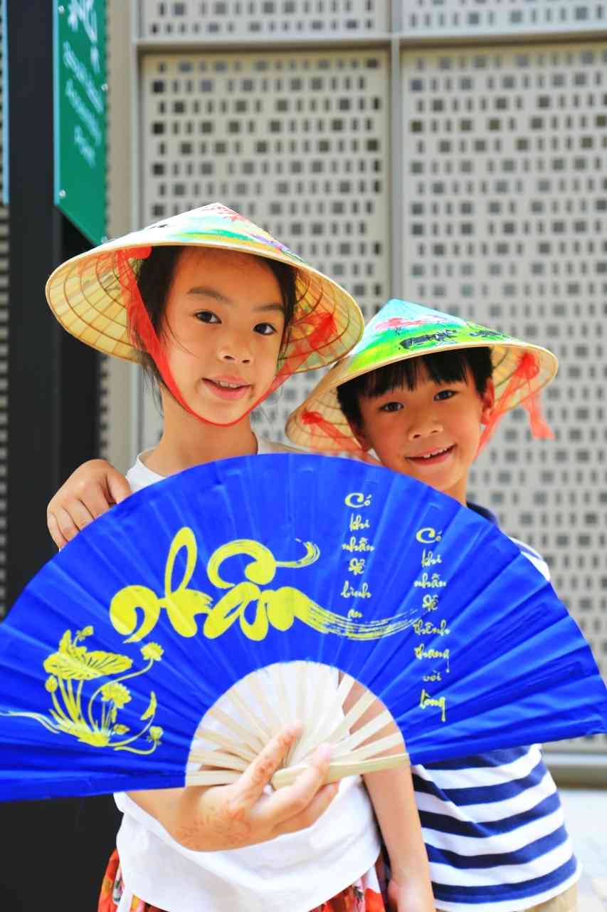 الصورة : » أطفال بالقبعات الفيتنامية الشهيرة
