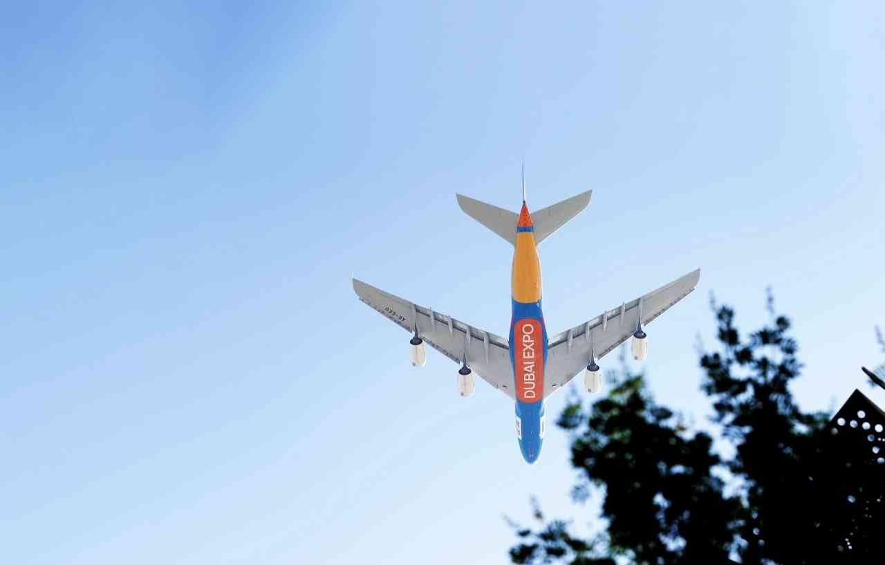 الصورة : طائرة إكسبو تحلق في سماء الحدث العالمي / تصوير: إكسافير ويلسون