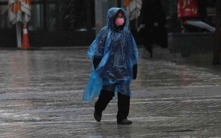 أمطار اليونان تدفع السكان إلى أسطح المنازل خوفاً من الفيضانات