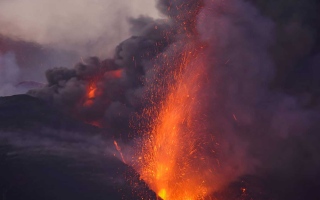 تدفق الحمم من بركان "لا بالما" الإسبانية يشتد ويزداد سرعة