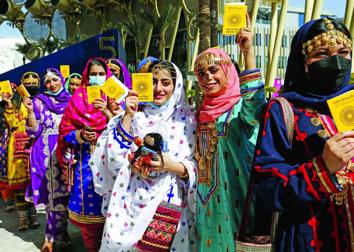 الصورة : » عمانيات يحتفين بجواز سفر إكسبو خلال الاحتفال بيوم المرأة العمانية
