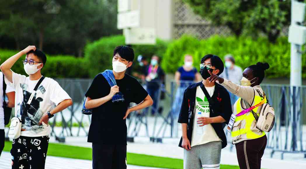 الصورة : »  متطوعة توجه زوار «إكسبو 2020 دبي» | البيان