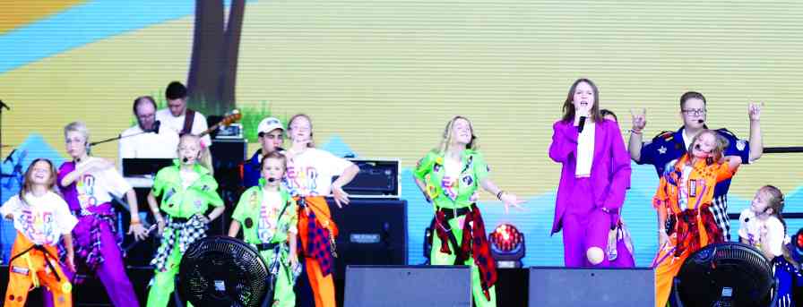 الصورة : » أطفال «المهرجان الروسي» على مسرح اليوبيل في «إكسبو 2020 دبي» | تصوير: سالم خميس
