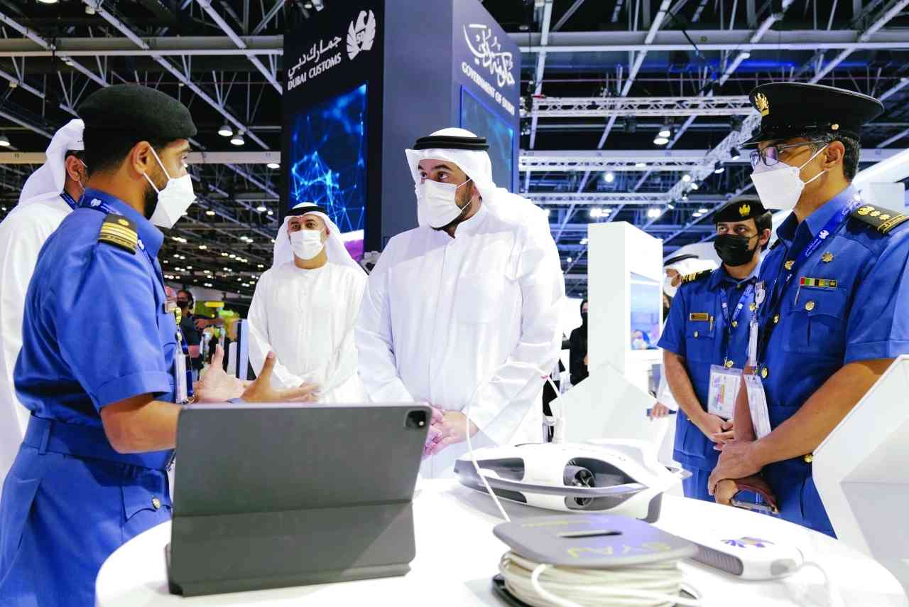 الصورة : سموه يستمع لشرح حول المبادرات الذكية لـ«جمارك دبي»