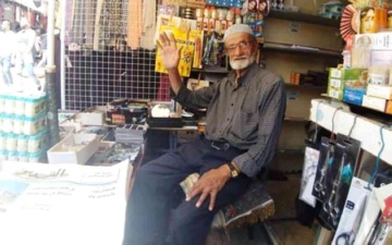 الصورة: الصورة: أبو عماد.. 66 عاماً في بيع الصحف ولا خطط للتقاعد