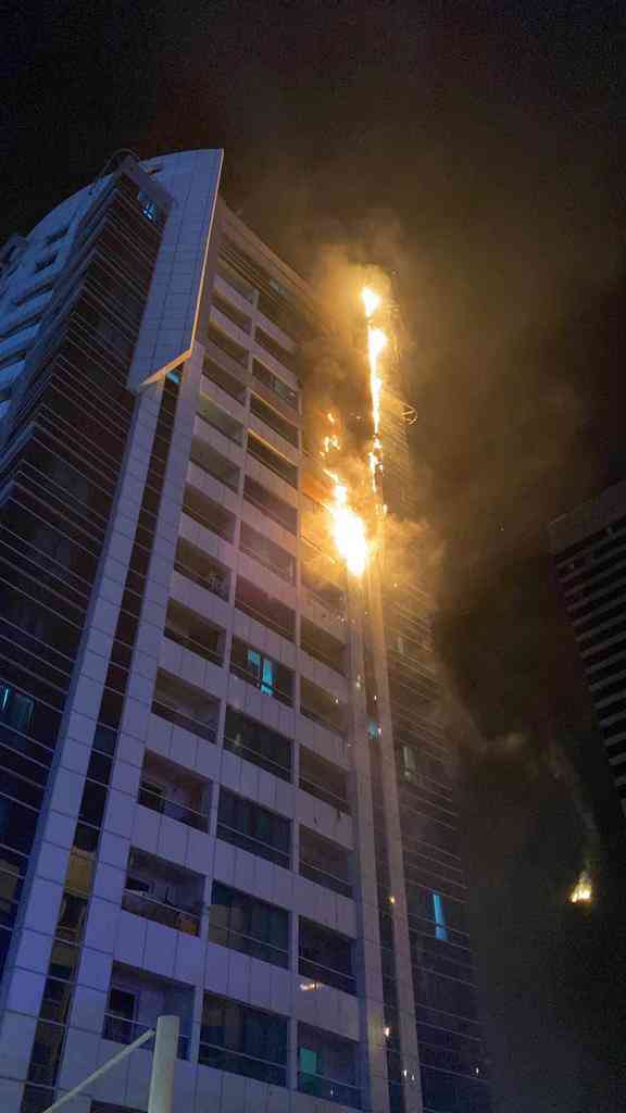 صورة دفاع مدني دبي يسيطر على حريق نشب في شقة بدبي مارينا وامتد لسبع طوابق أخرى