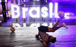 الصورة: الصورة: كرة قدم الشوارع البرازيلية.. عنوان الطموح لغد أفضل