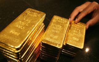الذهب يتماسك أعلى من 1800 دولار للأوقية