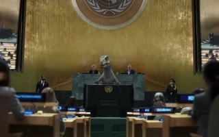 ديناصور يقتحم قاعة الجمعية العامة للأمم المتحدة.. فيديو