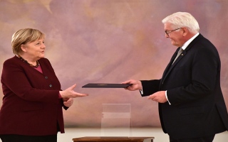 الرئيس الألماني يسلّم ميركل وثيقة الإعفاء من منصبها.. فيديو