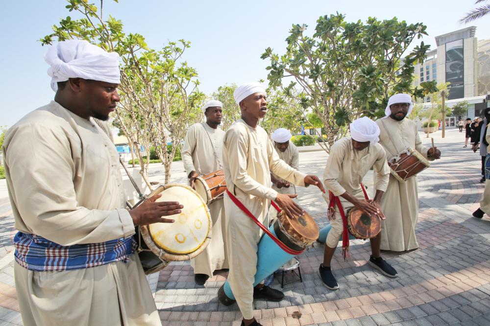 الصورة : فرقة تراثية إماراتية في فعاليات إكسبو 2020 دبي.تصوير غلام كاركر