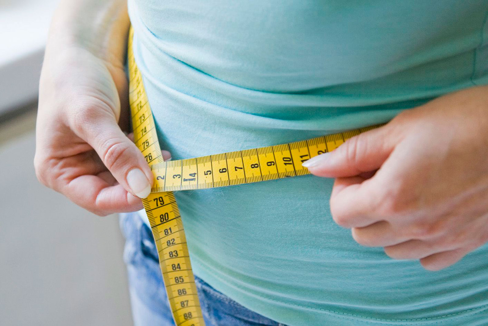 Ожирение окружность талии. Лишний вес. Избыточный вес. Человек измеряет талию. Для похудения.