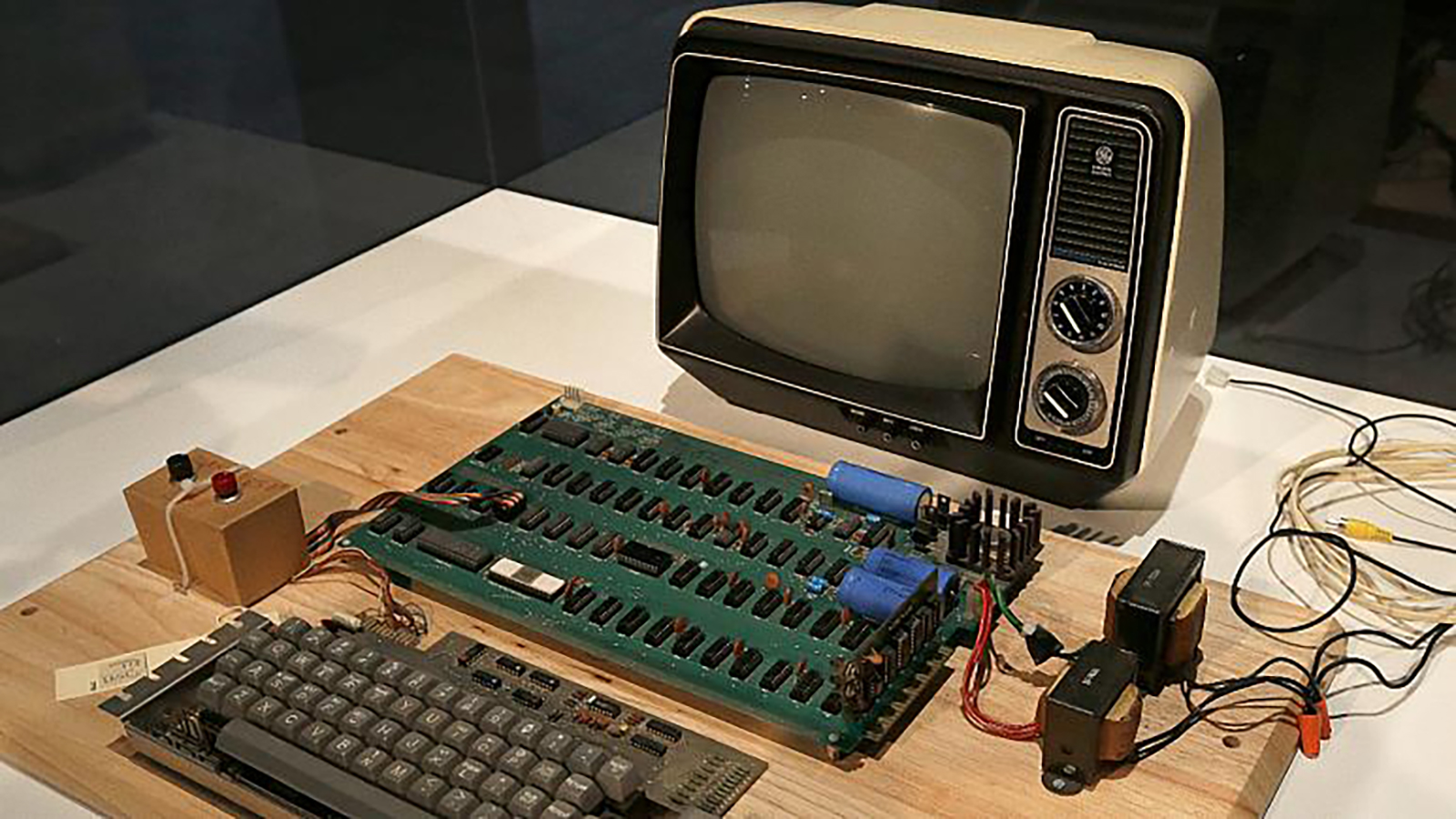    طرح نسخة من أول كمبيوتر لـ "أبل" للبيع في مزاد