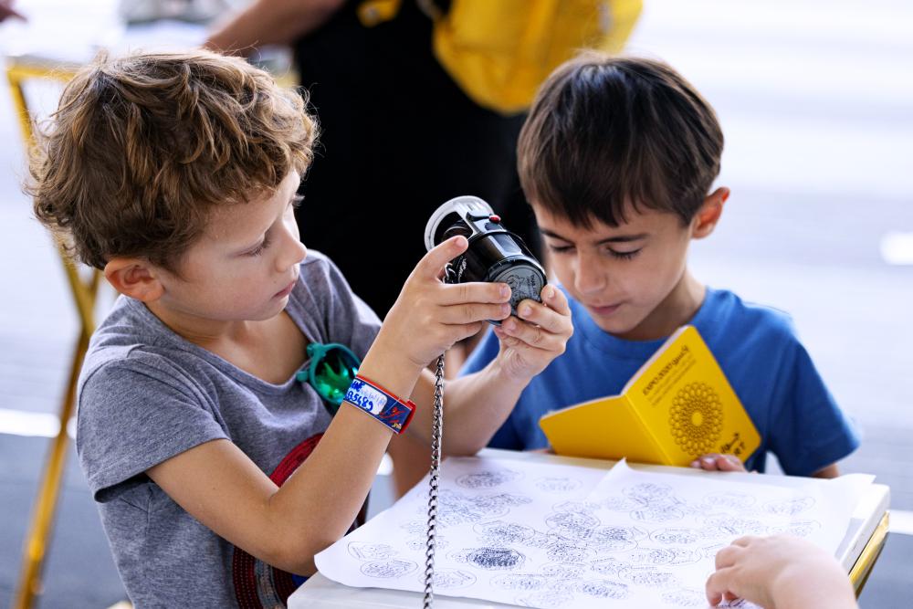 الصورة : DUBAI, 02 November 2021. Children at the Thailand Pavilion, Expo 2020 Dubai. (Photo by Walaa Alshaer/Expo 2020 Dubai)