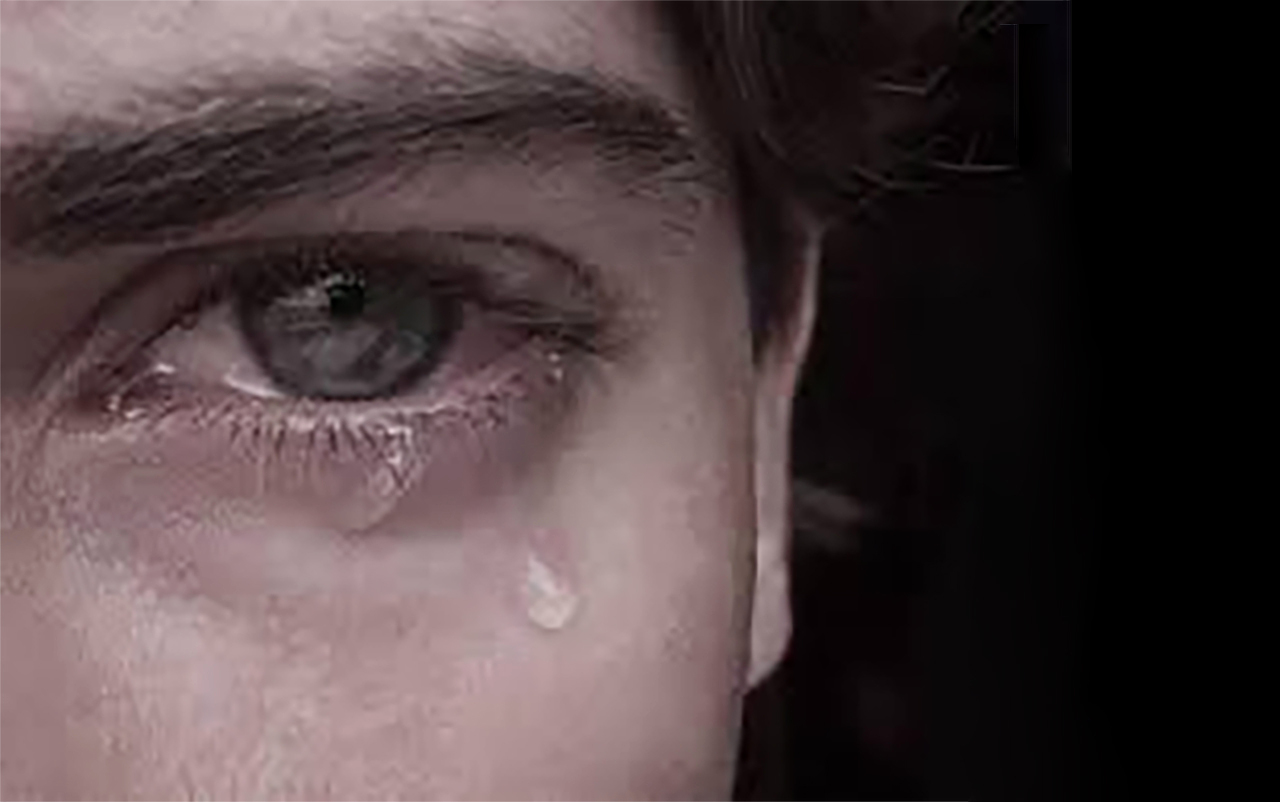 Сильная сильно текут слезы. Парень плачет. Мужские слезы. Заплаканные глаза мужские.