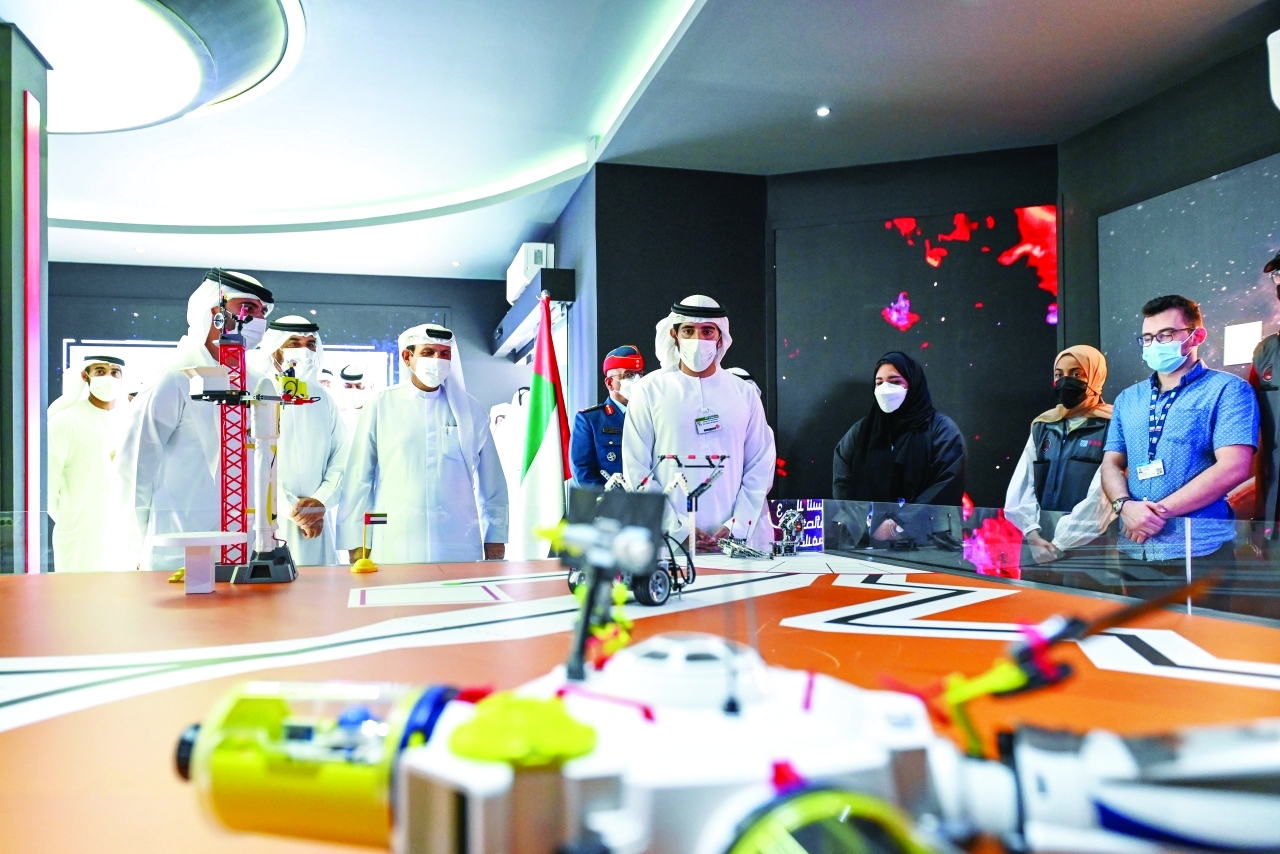 الصورة : سموه خلال زيارته منصة "مركز الإمارات للفضاء"  بحضور منصور بن محمد واسحاق البلوشي