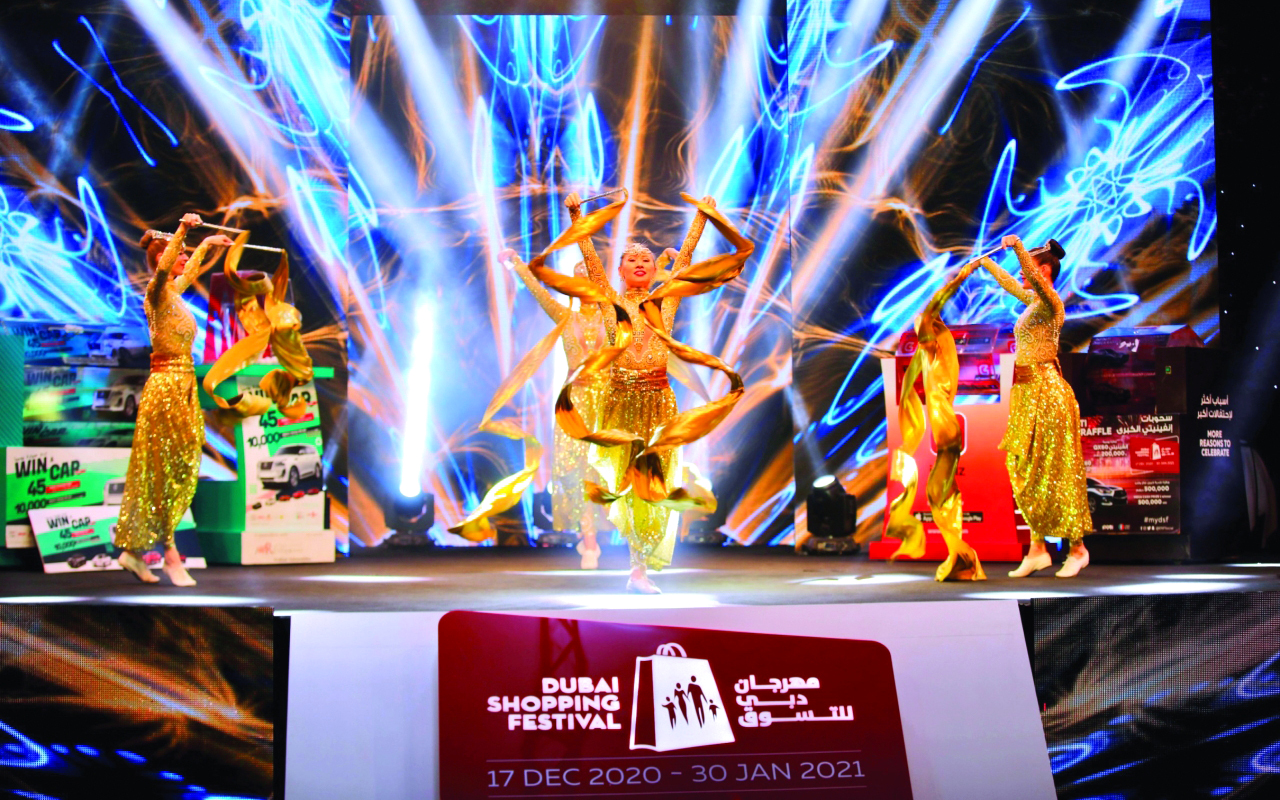 الصورة : عروض المهرجان تستقطب الزائرين من كل مكان إلى دبي | البيان