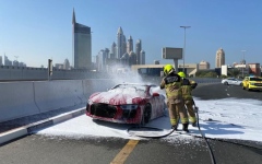 الصورة: الصورة: دفاع مدني دبي يكافح حريق سيارة على أحد الجسور