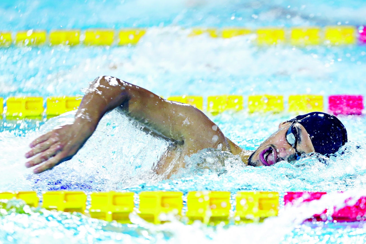 الصورة : يوسف المطروشي في إحدى منافسات السباحة | البيان