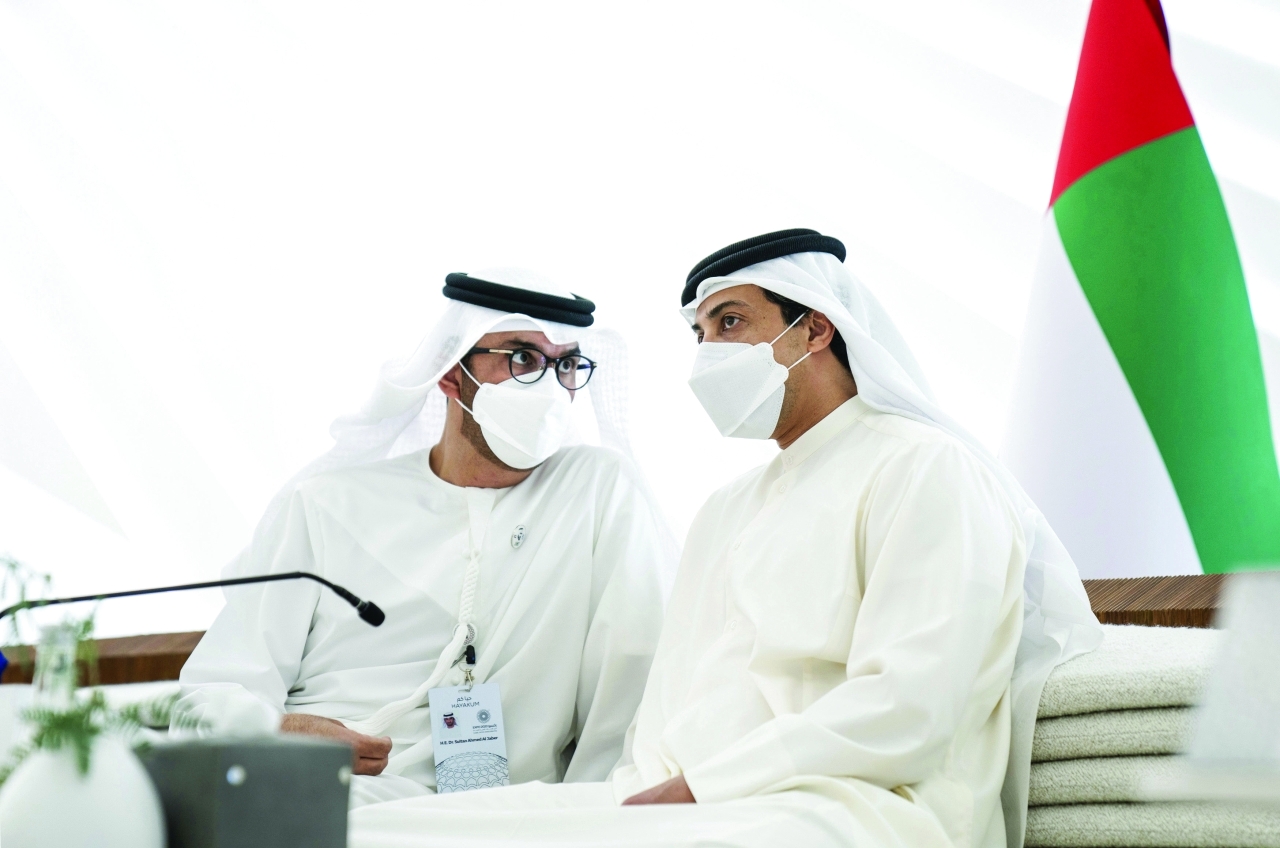 الصورة : منصور بن زايد وسلطان الجابر خلال الاجتماع | وام
