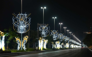 الصورة: الصورة: أبوظبي تتزيّن والبر الرئيس بـ 7230 مجسماً ولوحة مضيئة