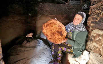 الصورة: الصورة: نساء فلسطين.. يحضّرن رغيف الحياة من «بيت النار»