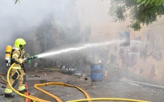 الصورة: الصورة: دفاع مدني دبي يسيطر على حريق في مستودعين برأس الخور