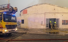 الصورة: الصورة: دفاع مدني دبي يسيطر على حريق في مستودعين للمواد الإلكترونية دون إصابات