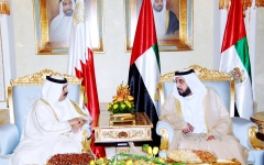 الصورة: الصورة: خليفة ومحمد بن راشد ومحمد بن زايد والحكام يهنئون ملك البحرين باليوم الوطني