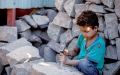 الصورة: الصورة: أطفال اليمن.. نحت في الصخر لسد الجوع