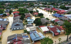 الصورة: الصورة: ملك ماليزيا: فيضانات البلاد الحالية تماثل كارثة 1971