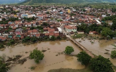 الصورة: الصورة: أضرارا هائلة ومآسٍ إنسانية خلفتها فيضانات البرازيل في غياب الرئيس.. فيديو