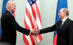 الصورة: الصورة: بايدن يحذر بوتين من عقوبات صارمة قبل المحادثات بشأن أوكرانيا