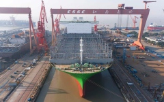 الصورة: الصورة: الصين تبنى أضخم سفينة حاويات في العالم